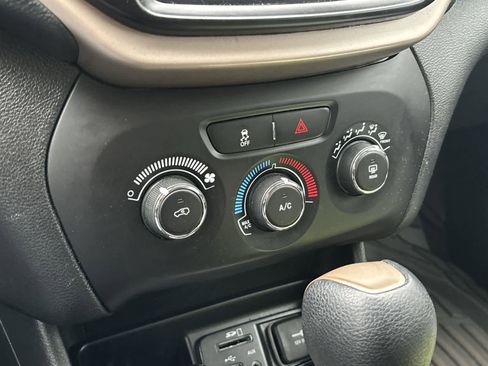 Used 2018 Jeep Cherokee Latitude image 19