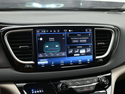Used 2023 Chrysler Pacifica Touring-L FWD image 13