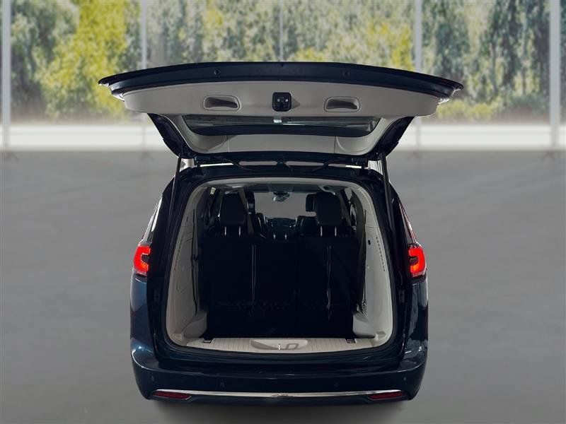 Used 2023 Chrysler Pacifica Touring-L w/ Uconnect Theater Family Group FWD image 13
