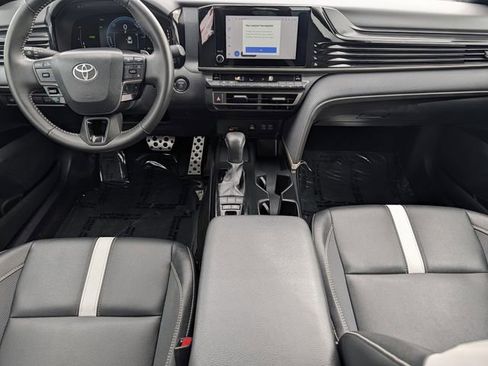 Used 2025 Toyota Camry SE image 11