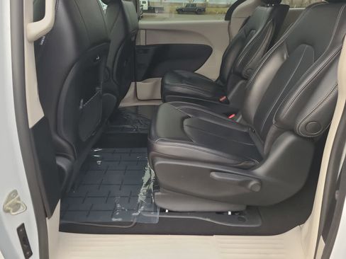 Used 2023 Chrysler Pacifica Touring-L image 21