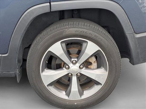 Used 2019 Jeep Cherokee Limited image 7