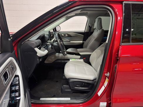 Used 2025 Ford Explorer Platinum w/ Ultimate Package image 18