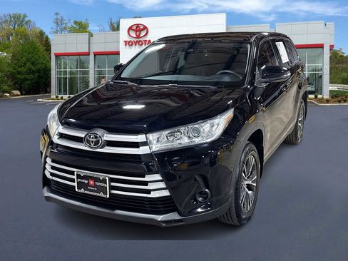 Used 2019 Toyota Highlander LE AWD/4WD image 1
