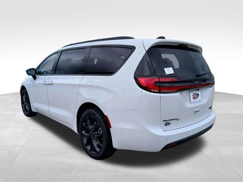 New 2027 Chrysler Pacifica Limited AWD/4WD image 3