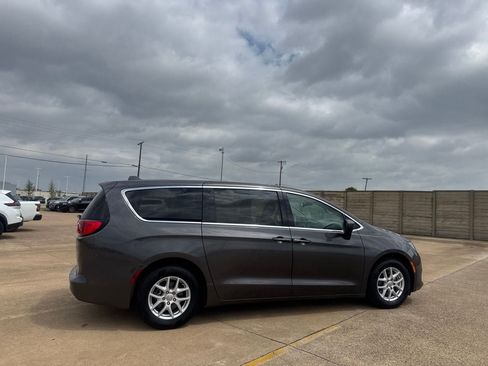 Used 2017 Chrysler Pacifica Touring FWD image 21