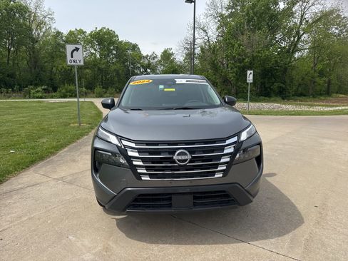 Used 2024 Nissan Rogue S AWD/4WD image 2