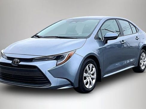 Used 2025 Toyota Corolla LE image 2