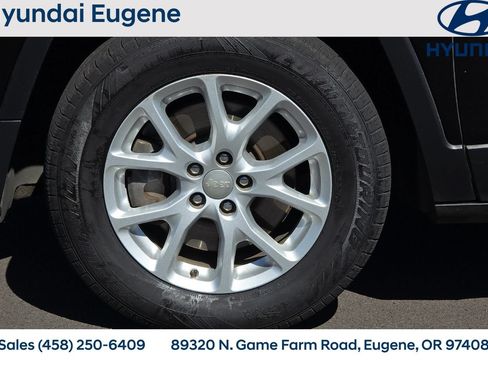 Used 2018 Jeep Cherokee Latitude w/ Cold Weather Group AWD/4WD image 37