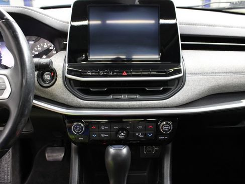 Used 2022 Jeep Compass Latitude w/ Sun and Sound Group AWD/4WD image 20