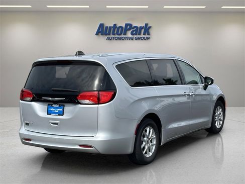 Used 2023 Chrysler Voyager LX image 7