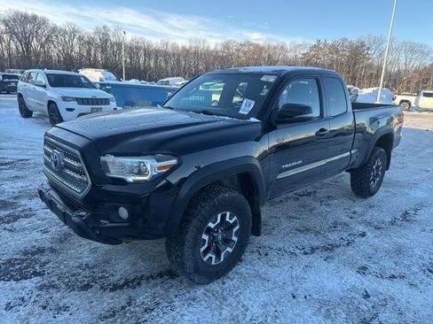 Used 2016 Toyota Tacoma TRD Off-Road image 4