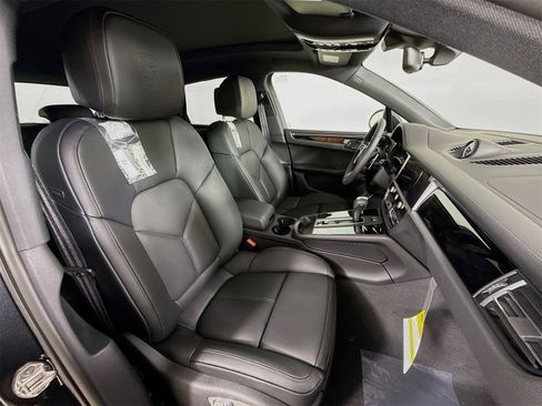 Used 2025 Porsche Macan image 6