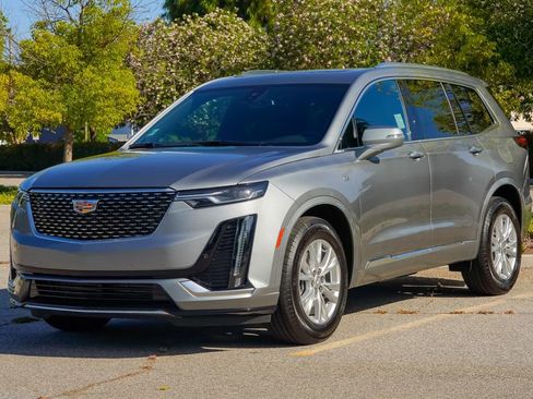 Certified 2025 Cadillac XT6 Luxury FWD image 3