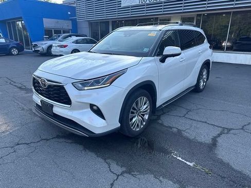 Used 2024 Toyota Highlander Platinum AWD/4WD image 3