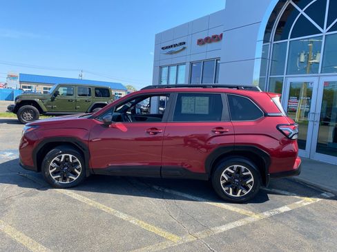 Used 2025 Subaru Forester Premium AWD/4WD image 2