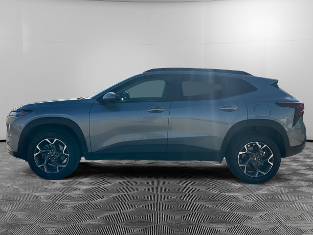 Used 2025 Chevrolet Trax LT FWD image 2