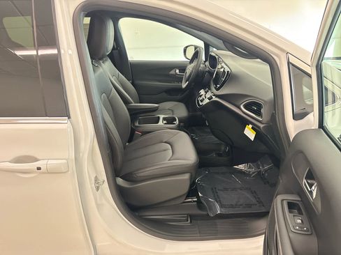 New 2026 Chrysler Voyager LX image 17