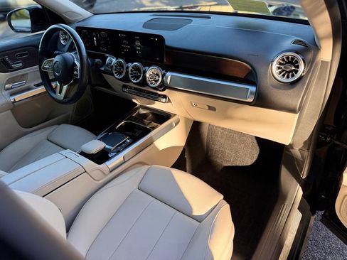 Used 2023 Mercedes-Benz GLB 250 4MATIC w/ Premium Package image 28
