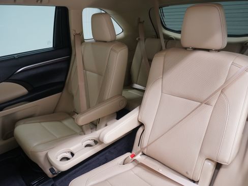 Used 2016 Toyota Highlander Limited Platinum FWD image 13