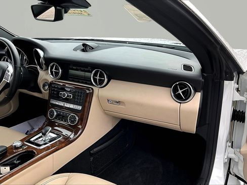 Used 2016 Mercedes-Benz SLK 300 image 24
