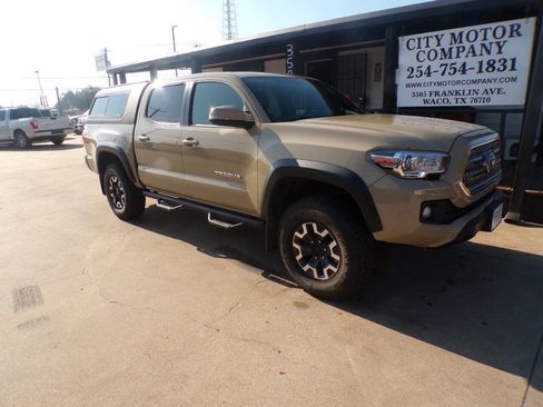 Used 2017 Toyota Tacoma TRD Off-Road w/ Premium & Technology Package image 4