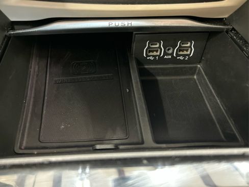 Used 2023 Chrysler Pacifica Limited FWD image 35