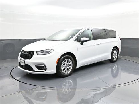 Used 2023 Chrysler Pacifica Touring-L image 1