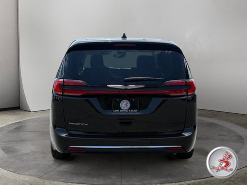 Used 2023 Chrysler Pacifica Touring-L FWD image 6