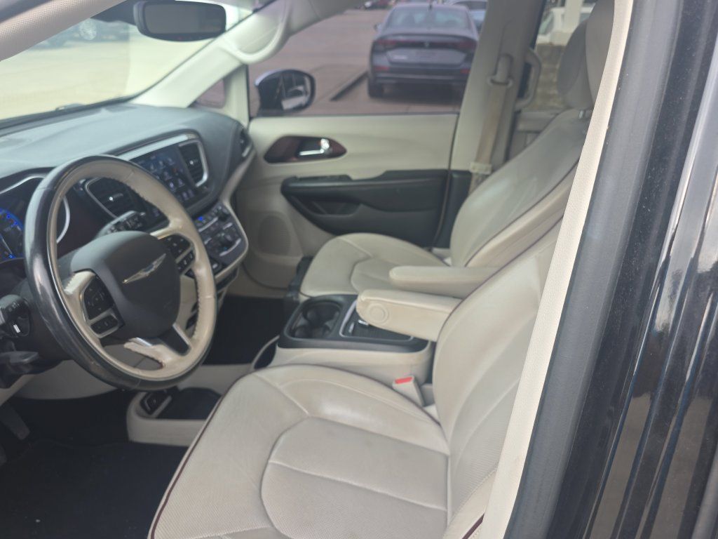Used 2020 Chrysler Pacifica Limited w/ Advanced Safetytec Group FWD image 7