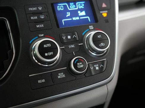 Used 2015 Toyota Sienna L image 28