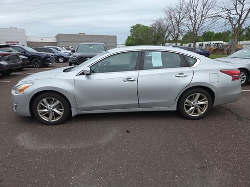 Used 2013 Nissan Altima 2.5 SL w/ Technology Pkg FWD image 2