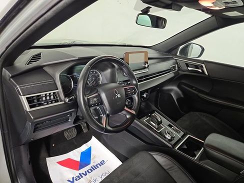 Used 2022 Mitsubishi Outlander SE image 13