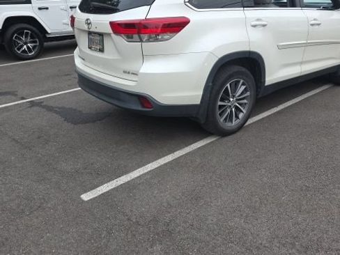 Used 2019 Toyota Highlander XLE AWD/4WD image 3
