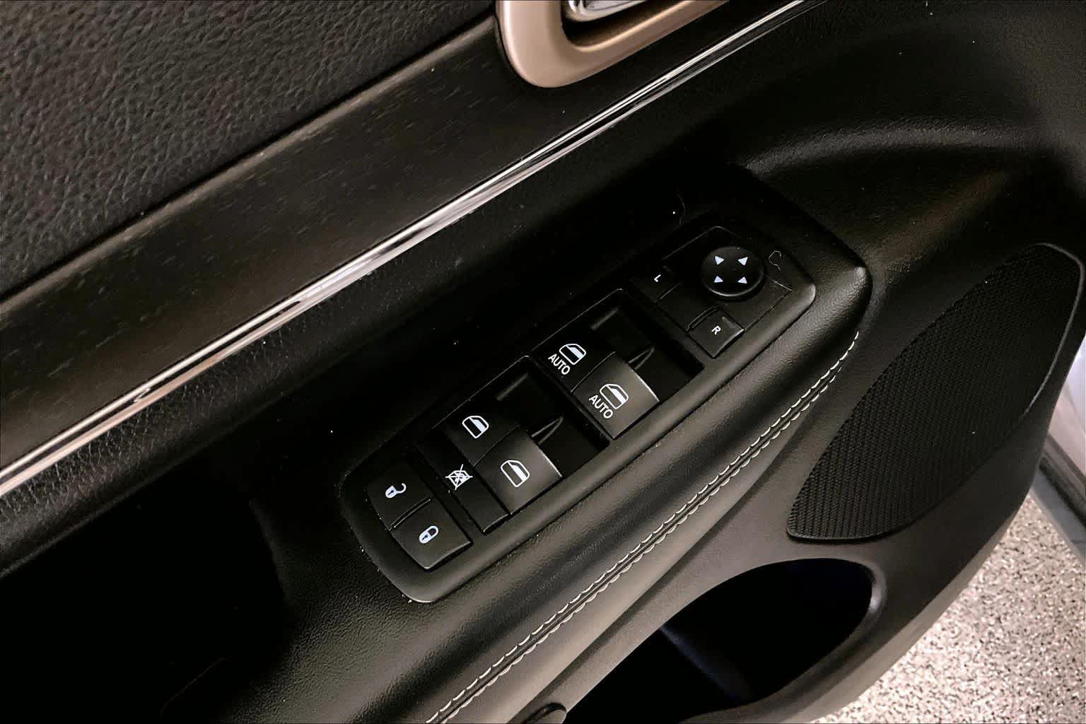 Used 2017 Jeep Grand Cherokee Limited RWD image 15
