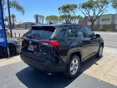 Used 2021 Toyota RAV4 XLE FWD image 7