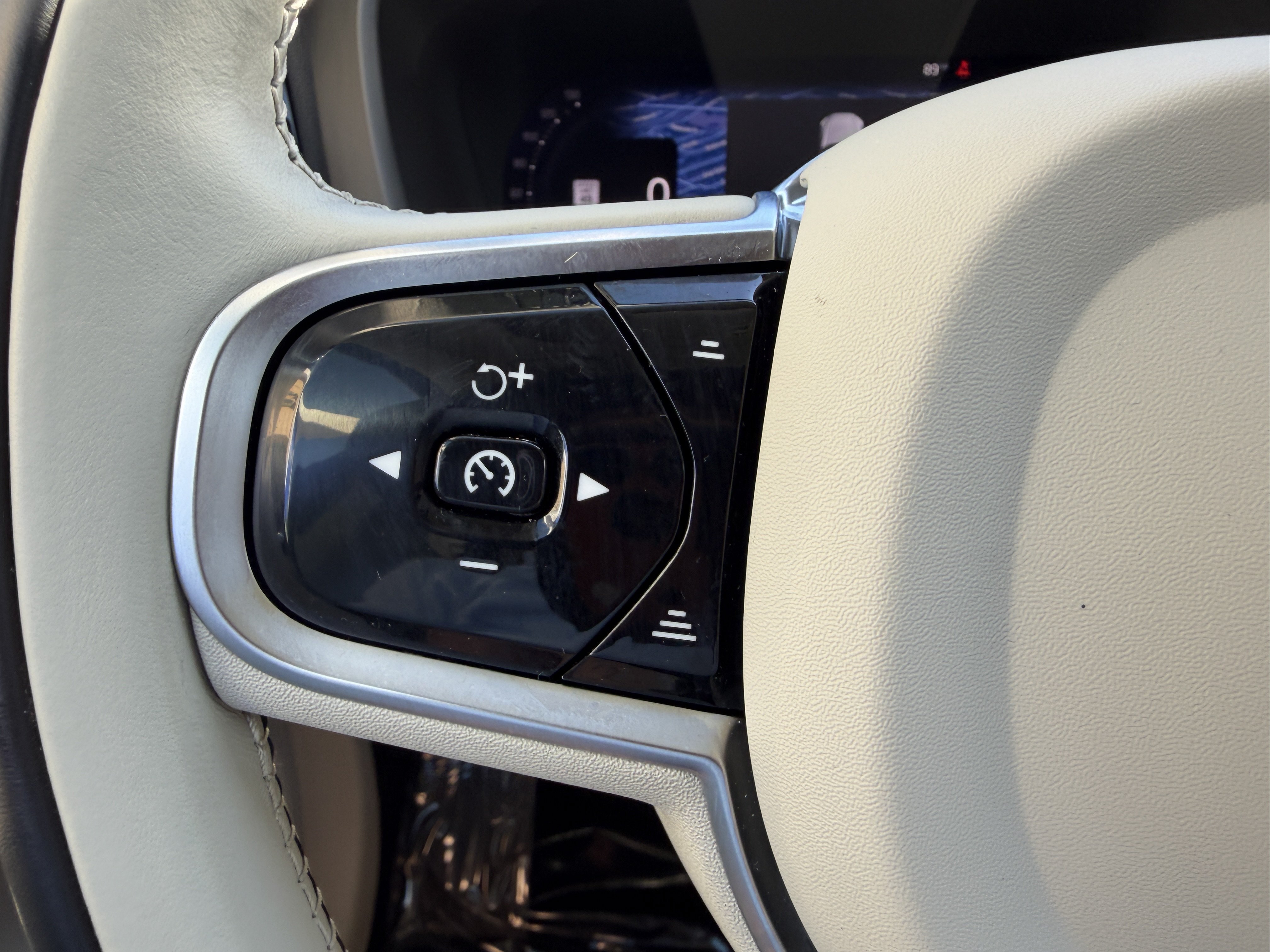 Certified 2024 Volvo XC60 B5 Plus w/ Protection Package Premier AWD/4WD image 27