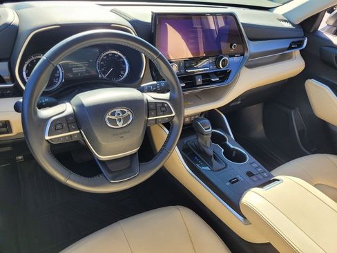 Certified 2024 Toyota Highlander XLE image 7