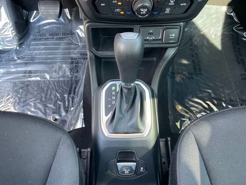 Used 2018 Jeep Renegade Latitude w/ Advanced Technology Group FWD image 19