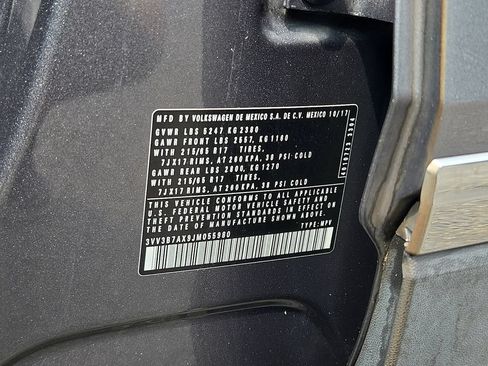Used 2018 Volkswagen Tiguan SE FWD image 24