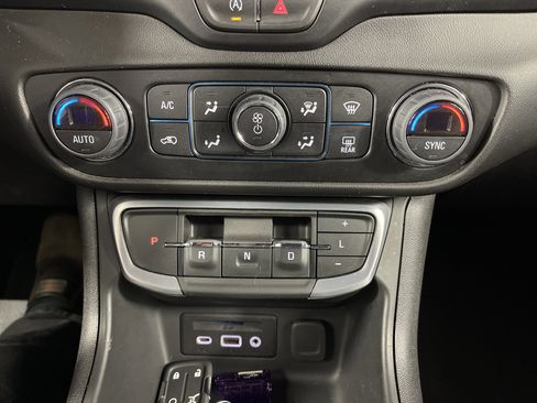 Used 2024 GMC Terrain SLT image 23