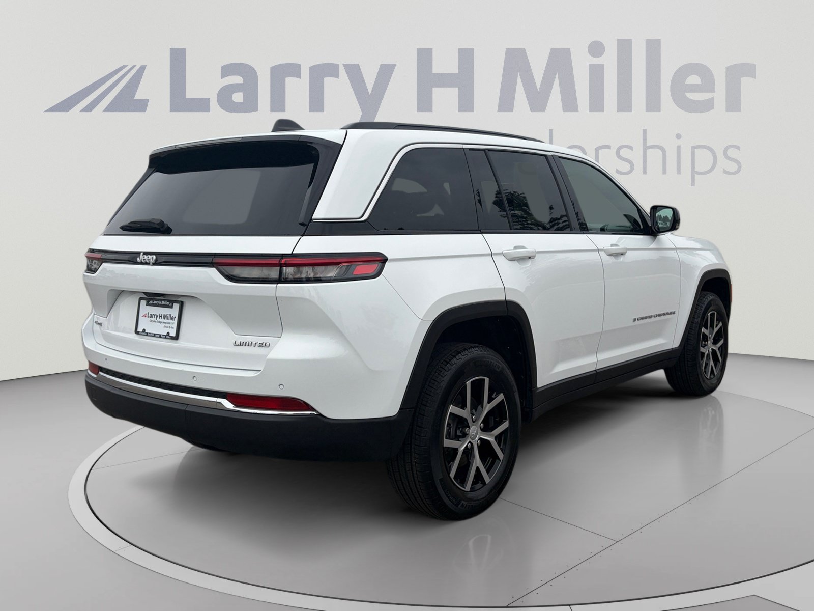 Used 2025 Jeep Grand Cherokee Limited w/ Trailer Tow Package AWD/4WD image 6