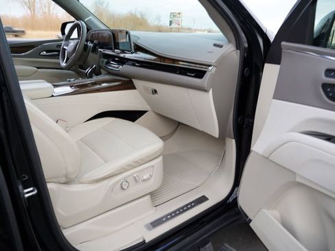 Used 2024 Cadillac Escalade ESV Sport Platinum w/ LPO, ONYX Package AWD/4WD image 32