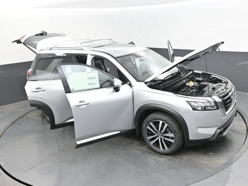 New 2025 Nissan Pathfinder Platinum image 39