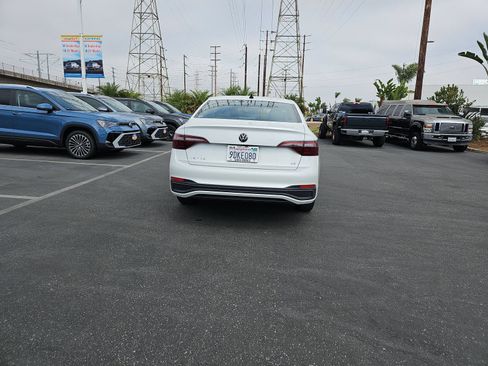 Used 2022 Volkswagen Jetta SE FWD image 6