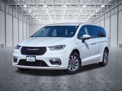 Used 2023 Chrysler Pacifica Touring-L