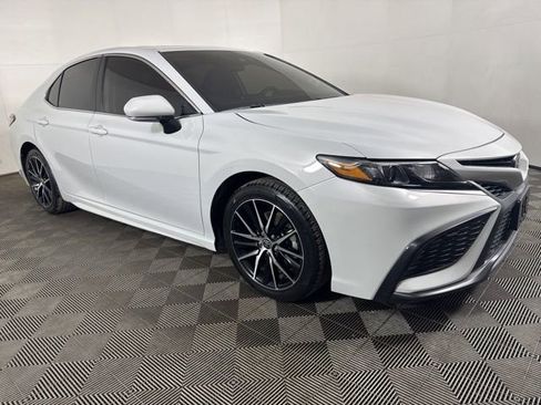 Used 2024 Toyota Camry SE image 1