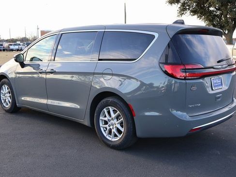 Used 2023 Chrysler Pacifica Touring-L image 13