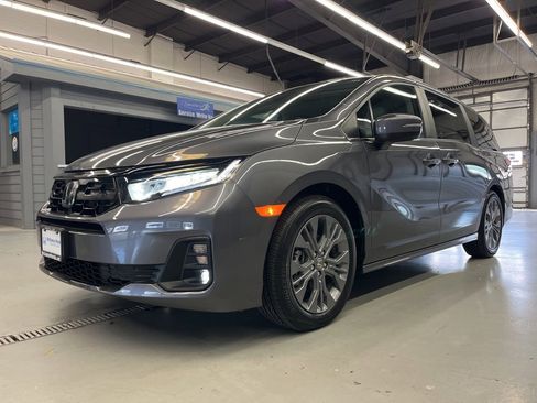 Used 2025 Honda Odyssey Touring image 3