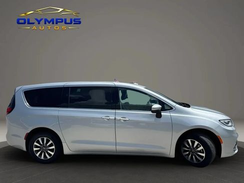 Used 2023 Chrysler Pacifica Touring-L FWD image 4